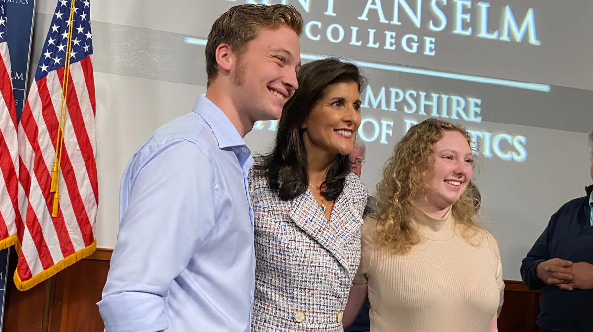 GOP Presidential candidate Nikki Haley (C.) poses for a photo with two St. Anselm College students following her speech on Sept. 22, 2023, at the college's Institute for Politics (Alice Giordano/The Epoch Times)