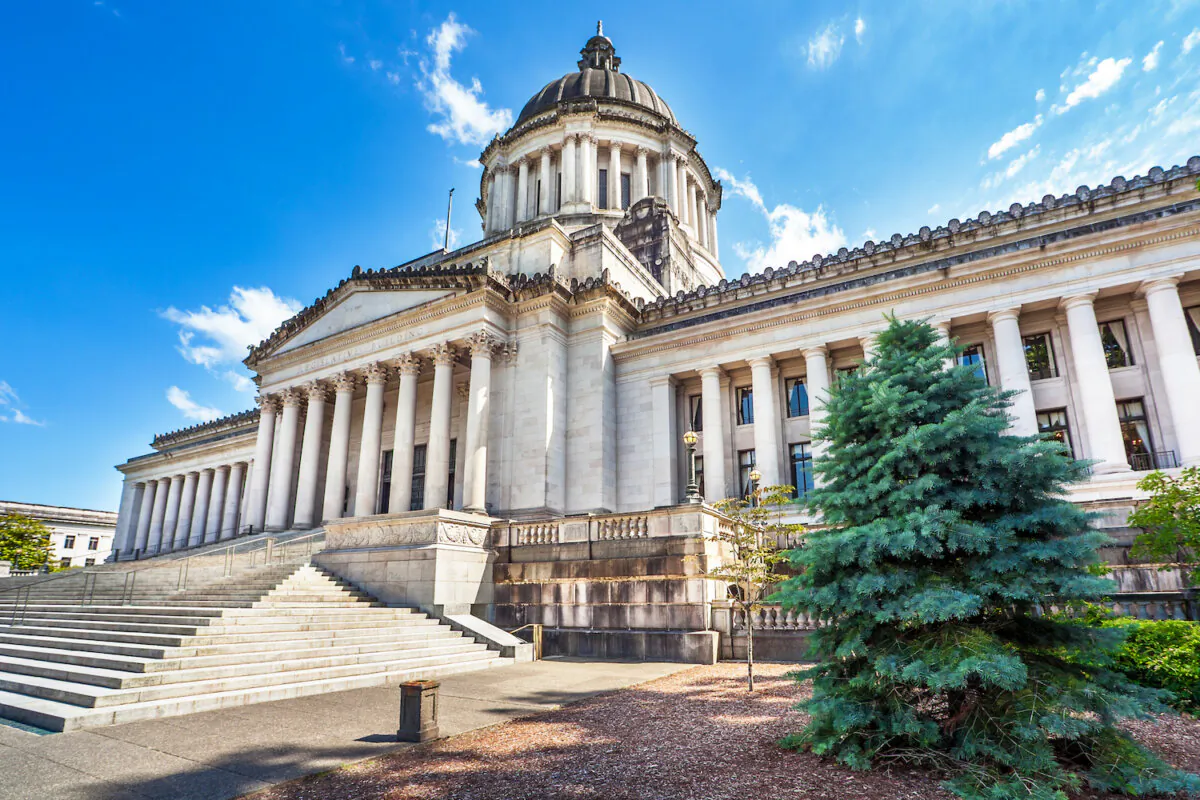 Outside of Washington State Capitol. (SchnepfDesign/Shutterstock)