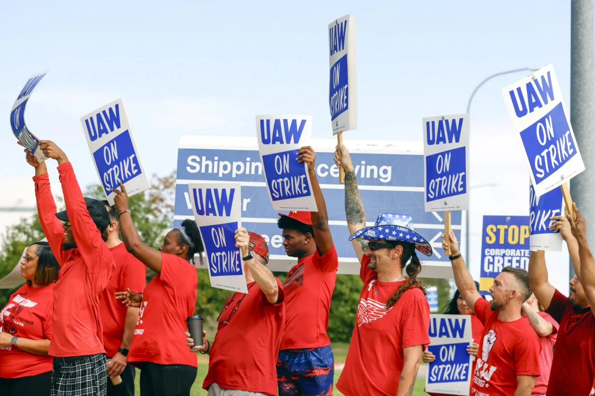 UAW members cheer as employees walkout from the Fort Worth Parts Distribution Center, in Roanoke, Texas, on Sept. 22, 2023. (Shafkat Anowar/The Dallas Morning News via AP)