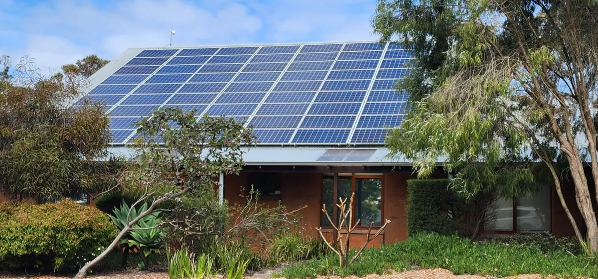 Solar panels can be seen on the roof of a medical practice in Albany, Western Australia, on Sept. 24, 2023. (Susan Mortimer/The Epoch Times)