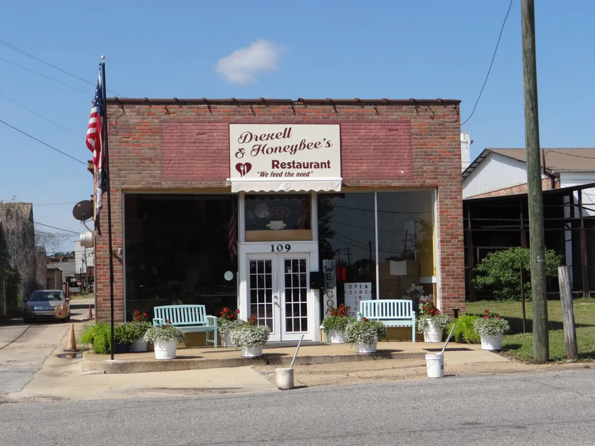 Lisa and Freddie McMillan transformed an empty liquor store into a cheerful, welcoming restaurant. (Randy Tatano)