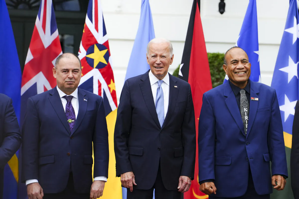 President Joe Biden (C) poses with Pacific island leaders at the White House on Sept. 25, 2023. (Madalina Vasiliu/The Epoch Times)
