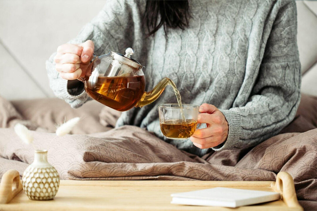 Drinking herbal tea can help regulate the autonomic nervous system and improve insomnia. (Savanevich Viktar/Shutterstock)