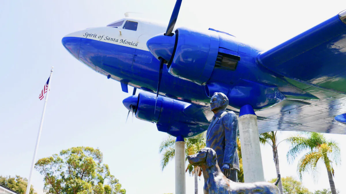 A statue of Donald Wills Douglas Sr, founder of Douglas Aircraft, with his revolutionary DC-3 aircraft at the Museum of Flying in Santa Monica, Calif. (Locoscoutla/ CC BY 4.0)