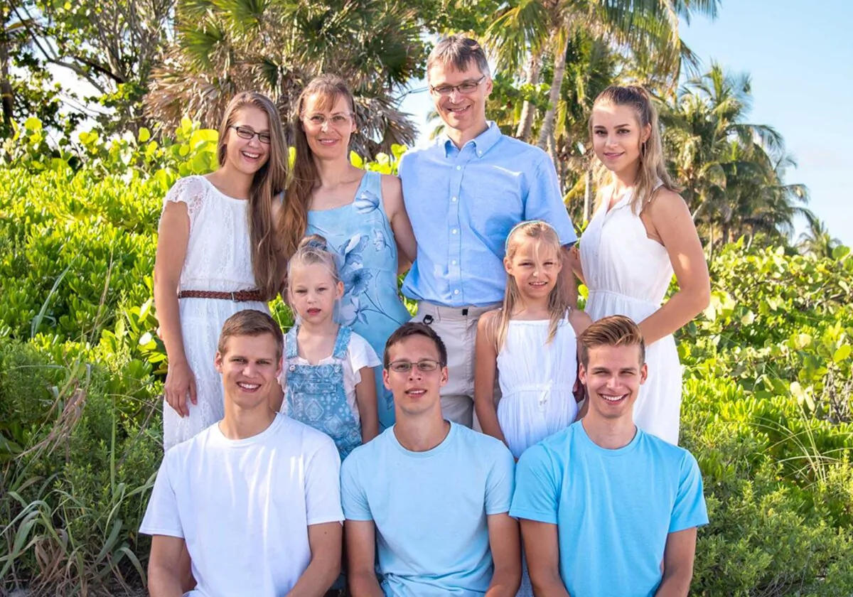 The Romeike family: (back, L–R) Damaris, Hannelore, Uwe, and Lydia; (middle, L–R) Rebecca and Sarah; (front, L–R) Daniel, Josua, and Christian. (Courtesy of Hannelore Romeike)