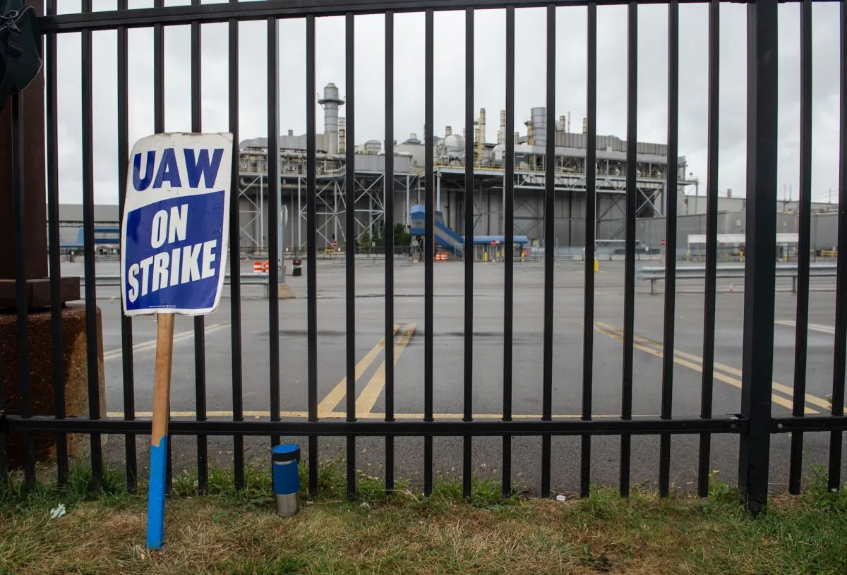 Members of the United Auto Workers (UAW) pickett outside of the Michigan Parts Assembly Plant in Wayne, Mich., on Sept. 26, 2023. (Matthew Hatcher/AFP via Getty Images)