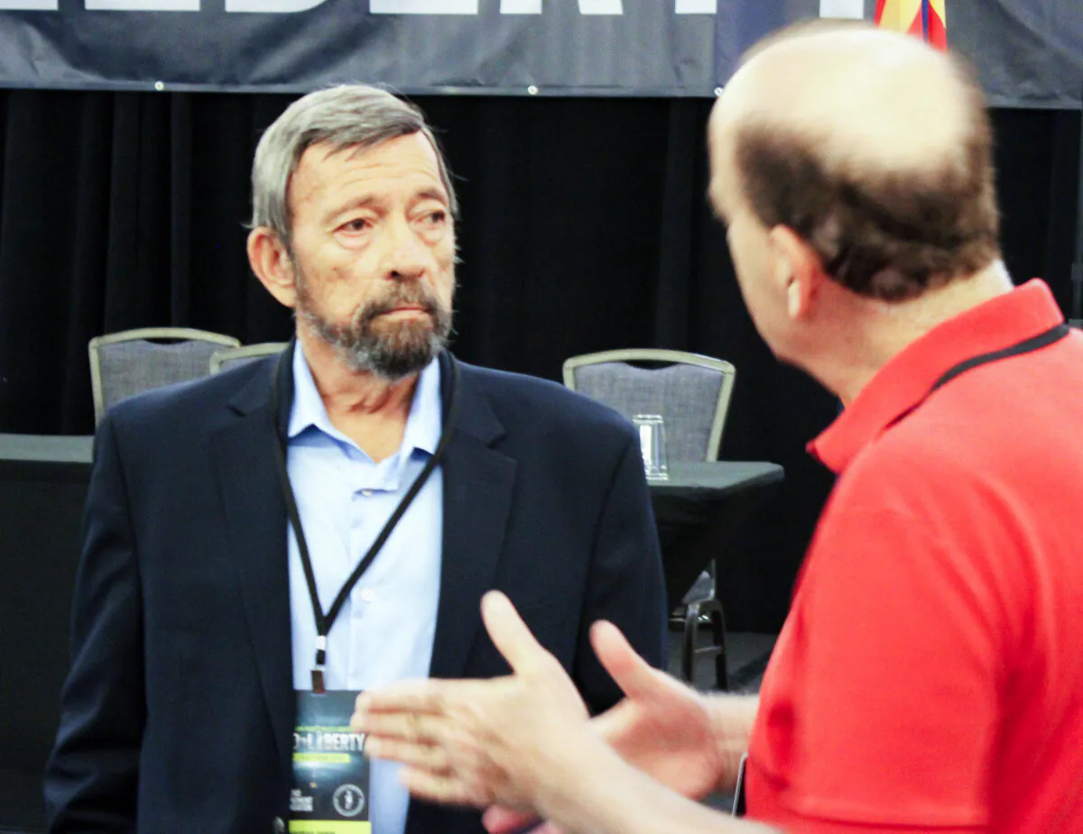Noted firearms and self-defense expert Massad Ayoob (L) speaks with an attendee at the 38th Annual Gun Rights Policy Conference in Phoenix, Arizona, on Sept. 24, 2023. (Michael Clements/The Epoch Times)