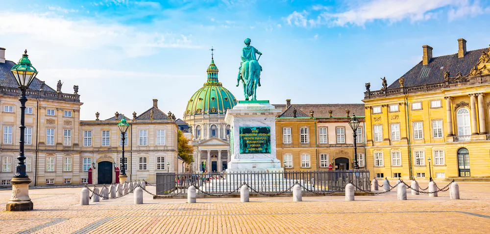 Located in the heart of Copenhagen, between the city and the harbor, the Amalienborg complex is a masterpiece of Danish architecture. The complex consists of four colorful palaces and a marble church arranged in an octagonal courtyard, allegedly inspired by the Place de la Concorde in Paris. A majestic equestrian statue of King Frederick V, the founder of Amalienborg, stands proudly in the middle of the square and is considered one of the finest equestrian statues in the world. (Arcady/Shutterstock)
