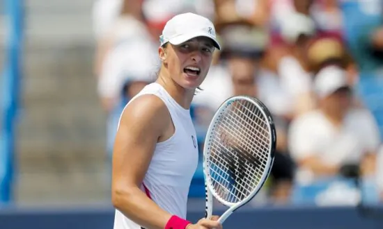 WTA Roundup: Top Seed Iga Swiatek Survives in Tokyo