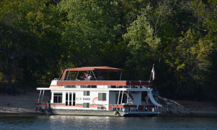 A Mississippi River Adventure: On Your Own Houseboat