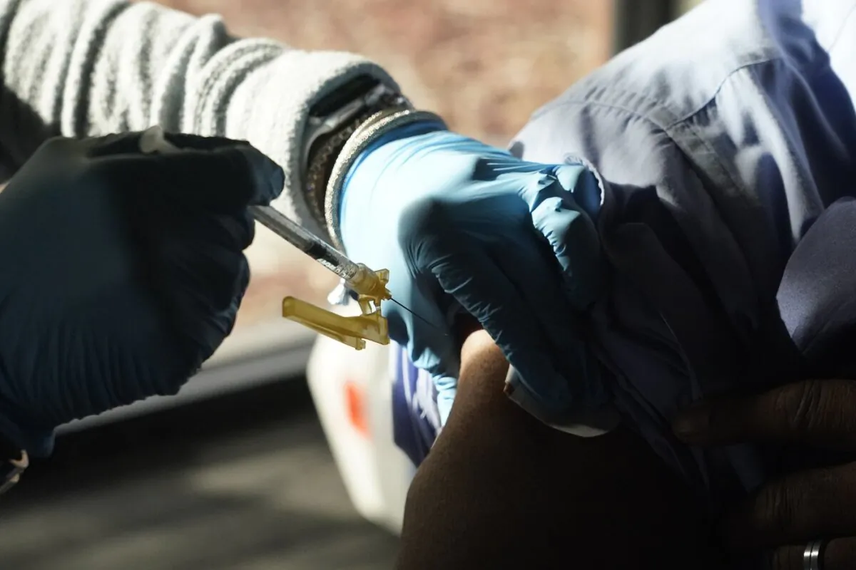 A nurse administers a Pfizer COVID-19 booster vaccine in Jackson, Miss., on Nov. 18, 2022. (The Canadian Press/AP, Rogelio V. Solis)