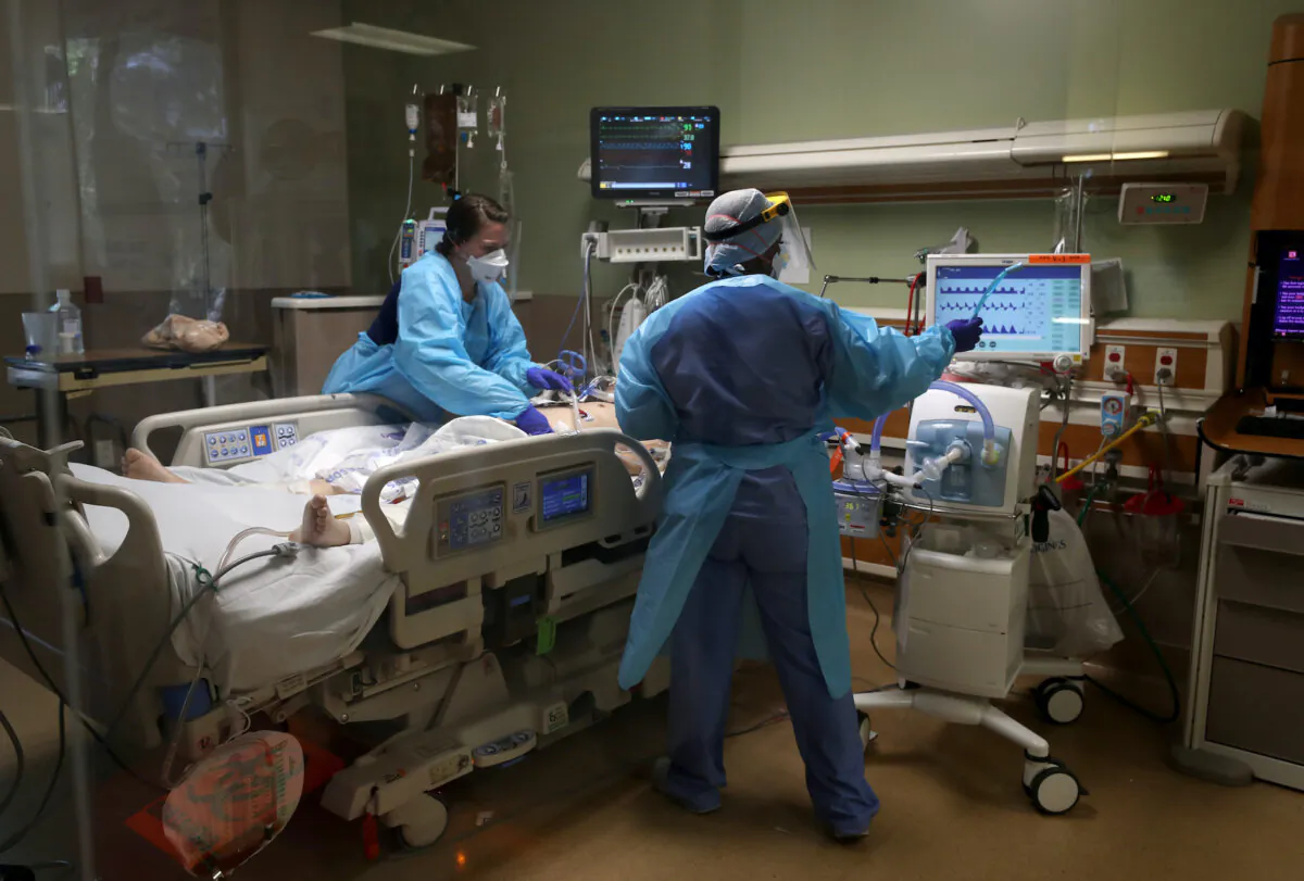 Nurses care for a patient in the intensive care unit in a file photo. (Justin Sullivan/Getty Images)