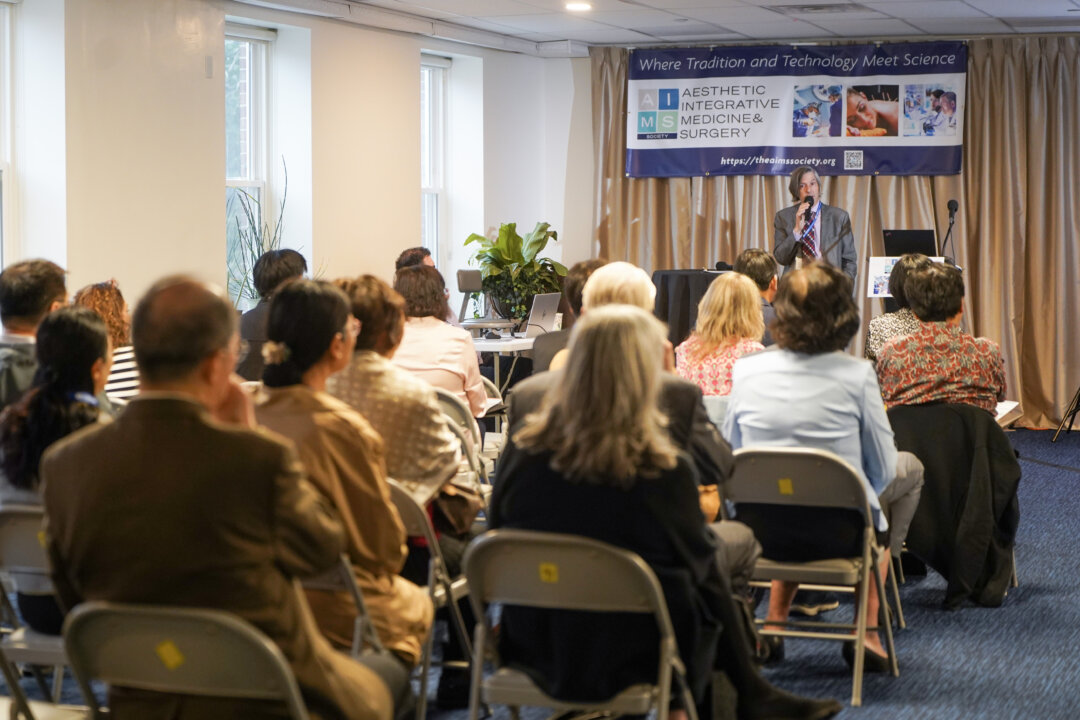 Dr. Jeffrey Yager delivers the opening remarks during the first symposium hosted by the Aesthetic Integrative Medicine and Surgery Society at Northern Medical Center in Middletown, N.Y., on Oct. 1, 2023. (Cara Ding/The Epoch Times)