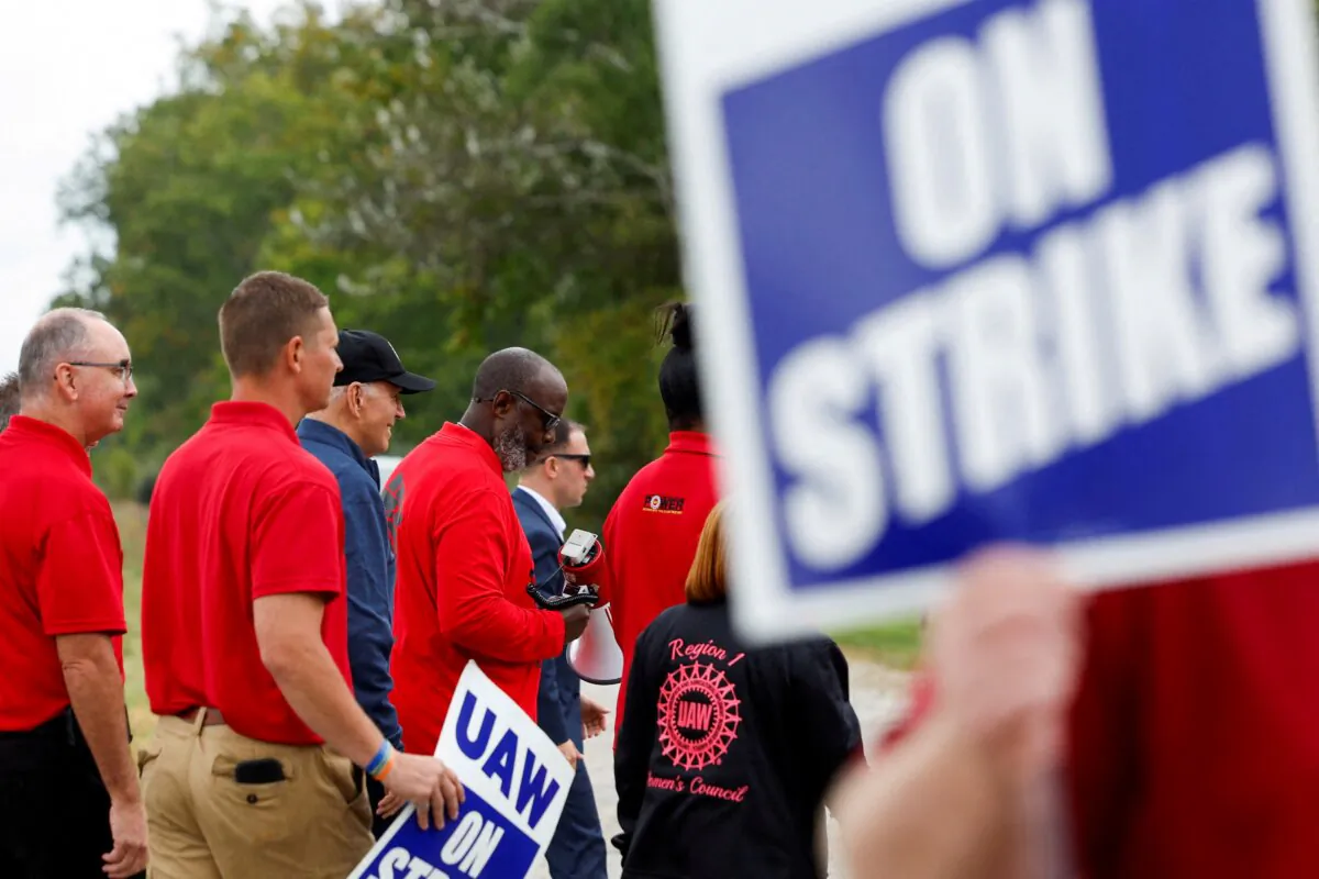 President Joe Biden joins striking members of the United Auto Workers (UAW) on the picket line outside the GM's Willow Run Distribution Center, in Belleville, Wayne County, Mich., on Sept. 26, 2023. (Evelyn Hockstein/Reuters）