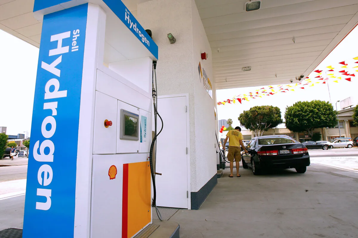 A driver fills his car with gasoline near a hydrogen fuel pump at a hydrogen refueling station in Los Angeles on June 26, 2008. (David McNew/Getty Images)