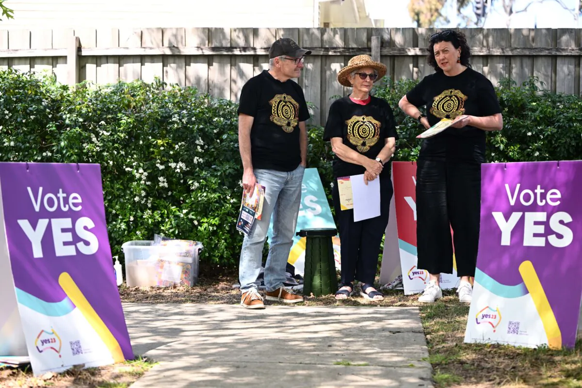 Independent Member for Kooyong Monique Ryan (right) hands out hot toot cards outside an early voting centre for the Indigenous voice to parliament referendum in Melbourne, Australia, on Oct. 2, 2023. (AAP Image/Joel Carrett) 