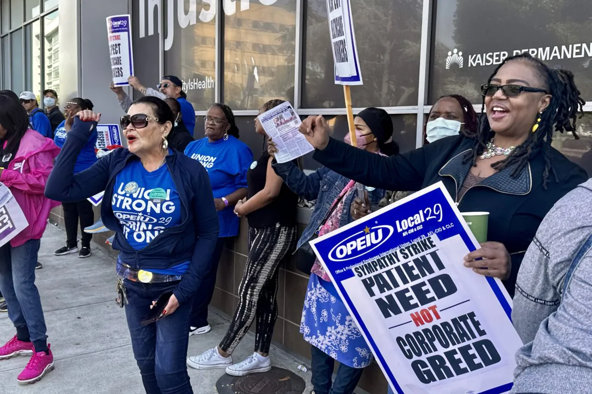 Kaiser Permanente employees walk a picket line outside the nonprofit health care coalition’s hospital in Oakland, Calif., on Oct. 4, 2023. (Jill McLaughlin/The Epoch Times)