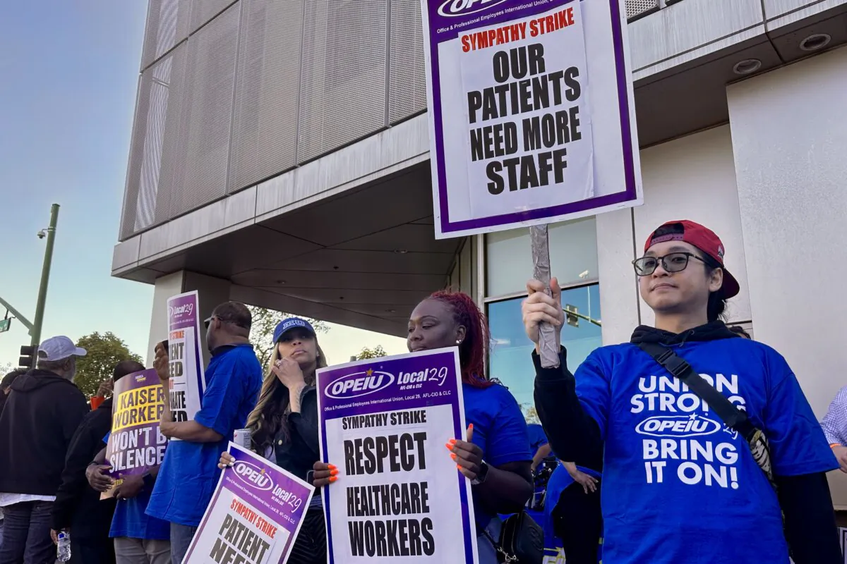 Kaiser Permanente employees walk a picket line outside the nonprofit health care coalition’s Oakland, Calif., hospital, on Oct. 4, 2023. (Jill McLaughlin/The Epoch Times)