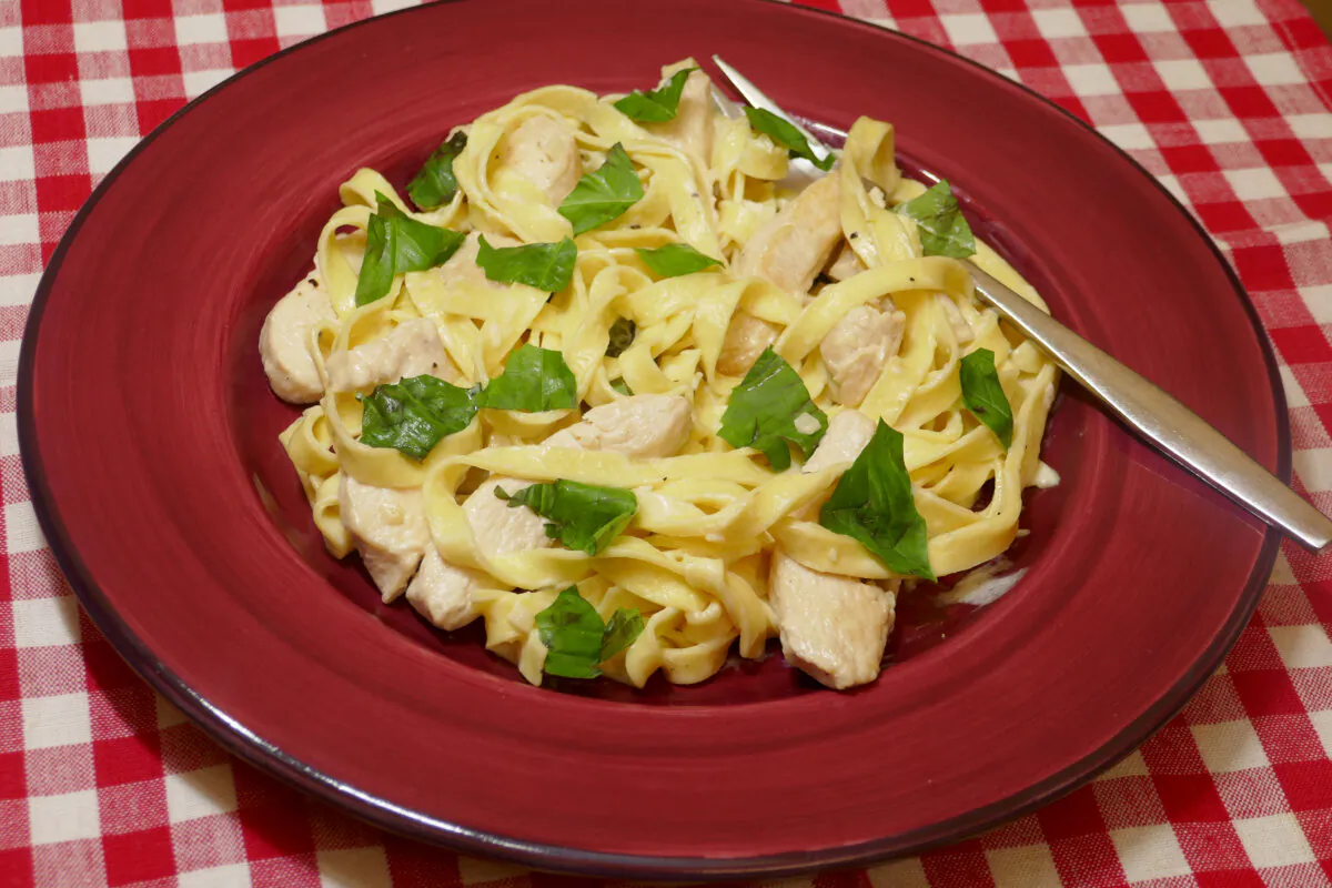 Chicken Alfredo. (Linda Gassenheimer/TNS)