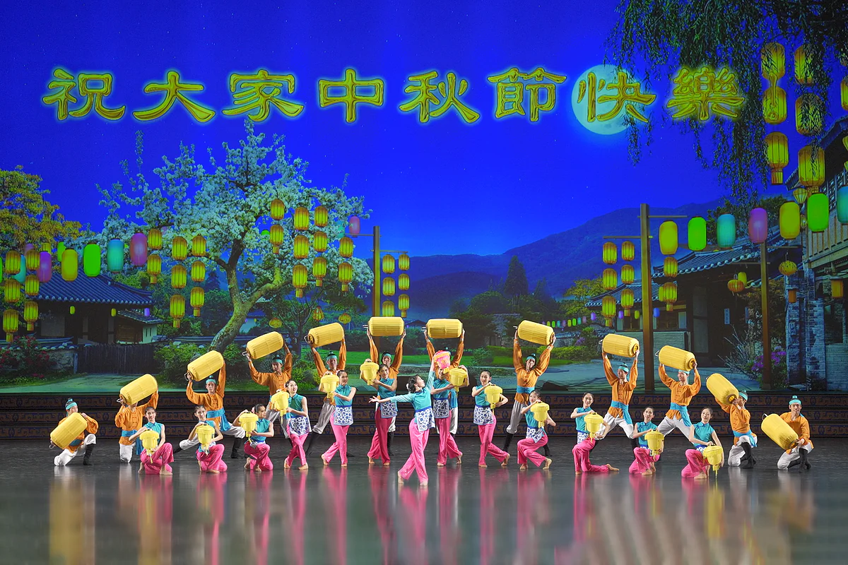 A dance performance from the Fei Tian College Mid-Autumn Festival gala. (Courtesy of Shen Yun Creations)