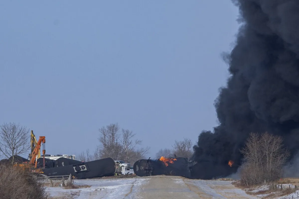 Emergency crews respond to a Canadian Pacific Railway train hauling crude oil that derailed near Guernsey, Sask., on Dec. 9, 2019. (The Canadian Press/Liam Richards)
