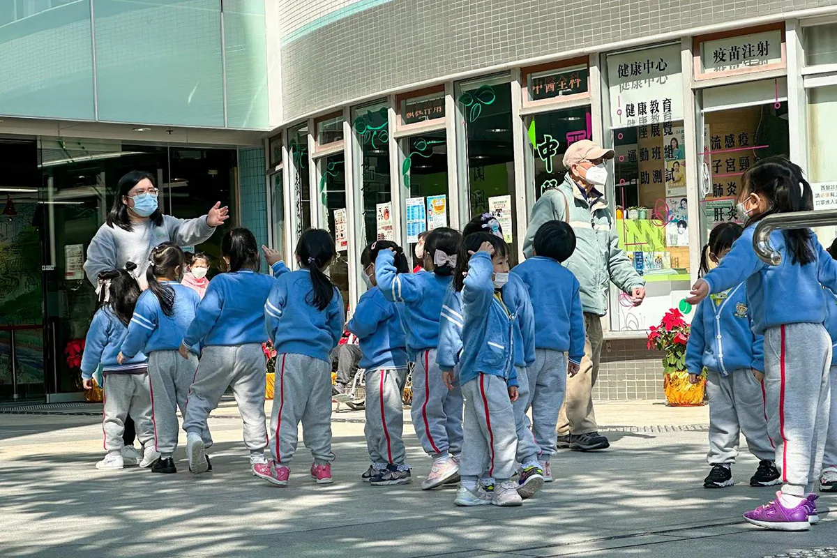 Twenty four Hong Kong kindergartens closed in 2022, and at least another 20 are expected to close down this year. The picture shows pupils lining up in front of a Hong Kong kindergarten on Dec. 21, 2022. (Sung Pi-Lung/The Epoch Times) 