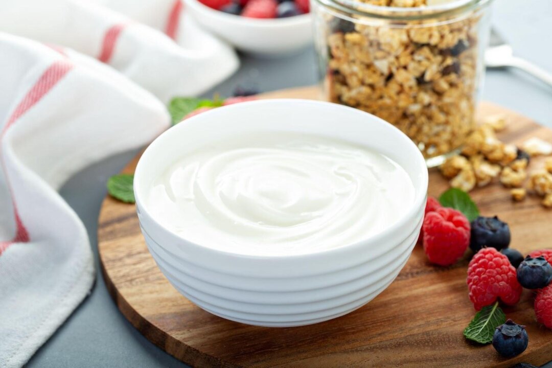 Aating yogurt can replenish millions of probiotics (Elena Veselova/Shutterstock）
