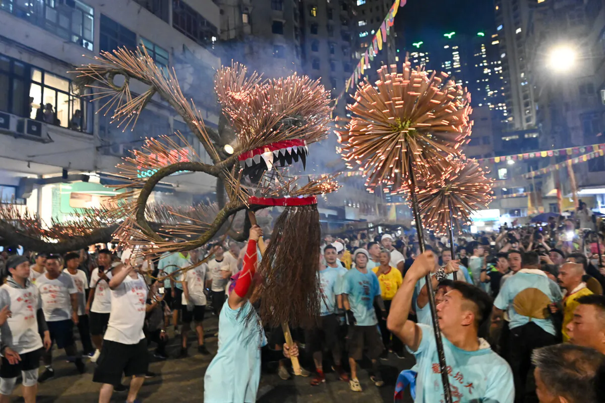 Tai Hang Fire Dragon Dance, a unique custom of Hong Kong's Mid-Autumn Festival, taken on Sept. 28, 2023. (Sung Pi-lung/The Epoch Times)