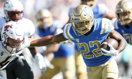 UCLA Rallies in 4th Quarter to Topple No. 13 Wazzu 25–17