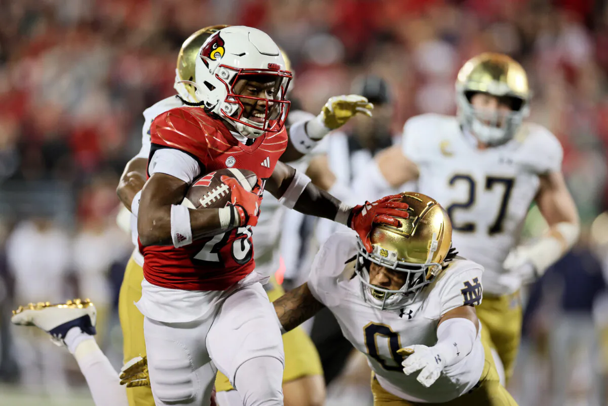 Jawhar Jordan (25) of the Louisville Cardinals runs for a touchdown during win over the Notre Dame Fighting Irish at L&N Stadium in Louisville, Ky., on Oct. 7, 2023. (Andy Lyons/Getty Images)