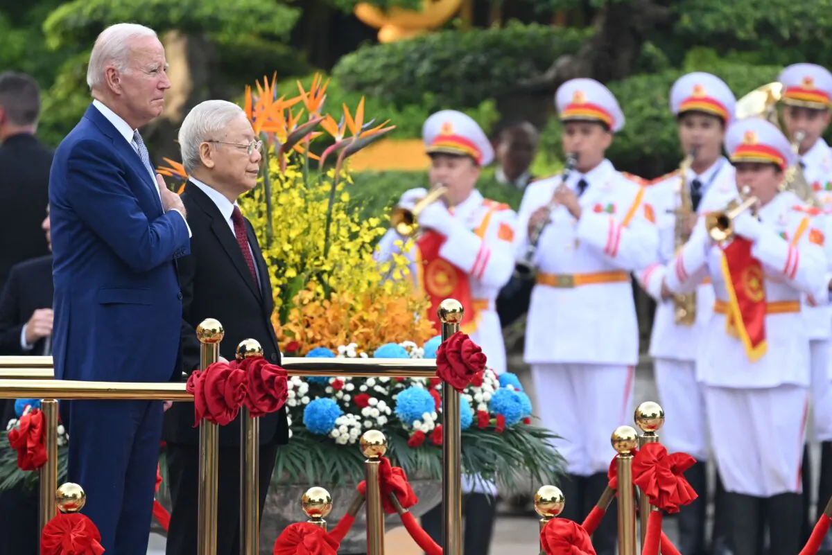 The news of negotiations between the US and Vietnam on a military hardware deal, which includes the sale of F-16 fighter jets, has garnered significant attention. During his visit to Vietnam, U.S. President Biden had preliminary discussions about this arms deal. The photo shows President Biden's visit to Vietnam on September 10, 2023, where he received a welcoming ceremony hosted by Vietnam's Communist Party General Secretary Nguyen Phu Trong (2L). (Saul Loeb/AFP)