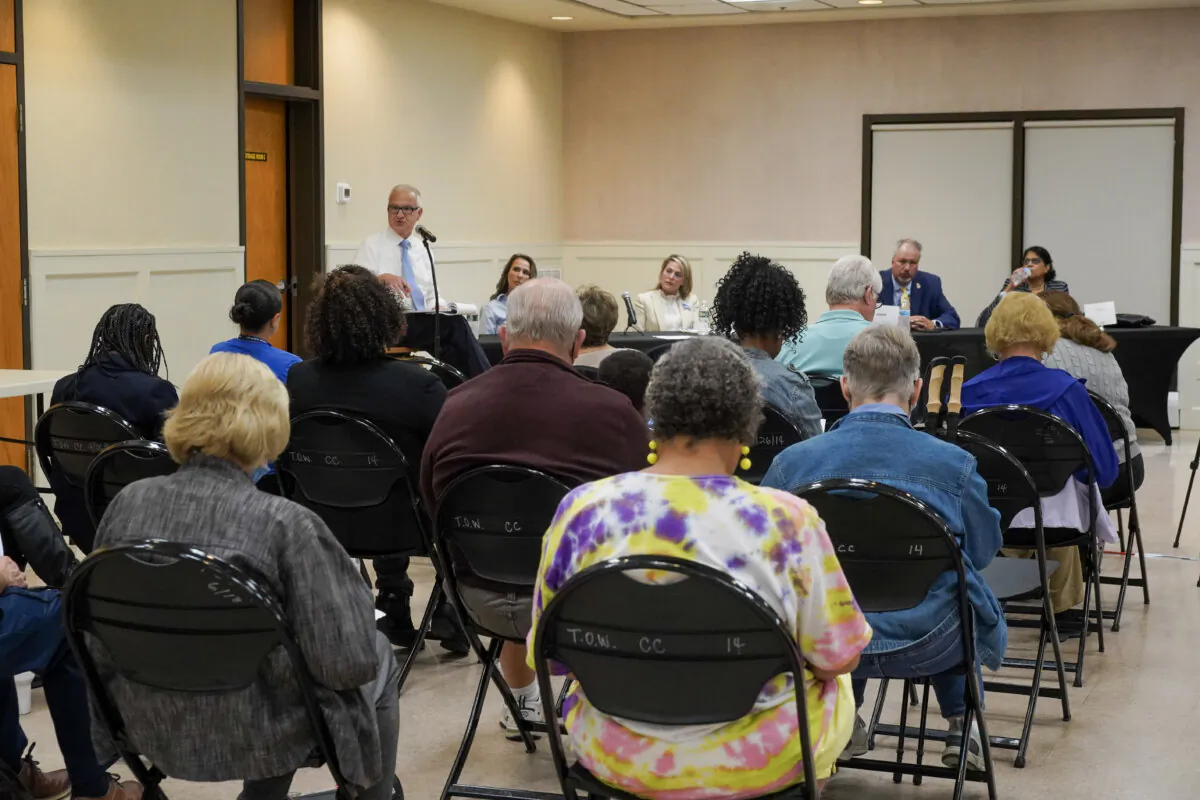A panel discussion on responses to mental health calls, at the Town of Wallkill Community Center in Middletown, N.Y., on Oct. 5, 2023. (Cara Ding/The Epoch Times)