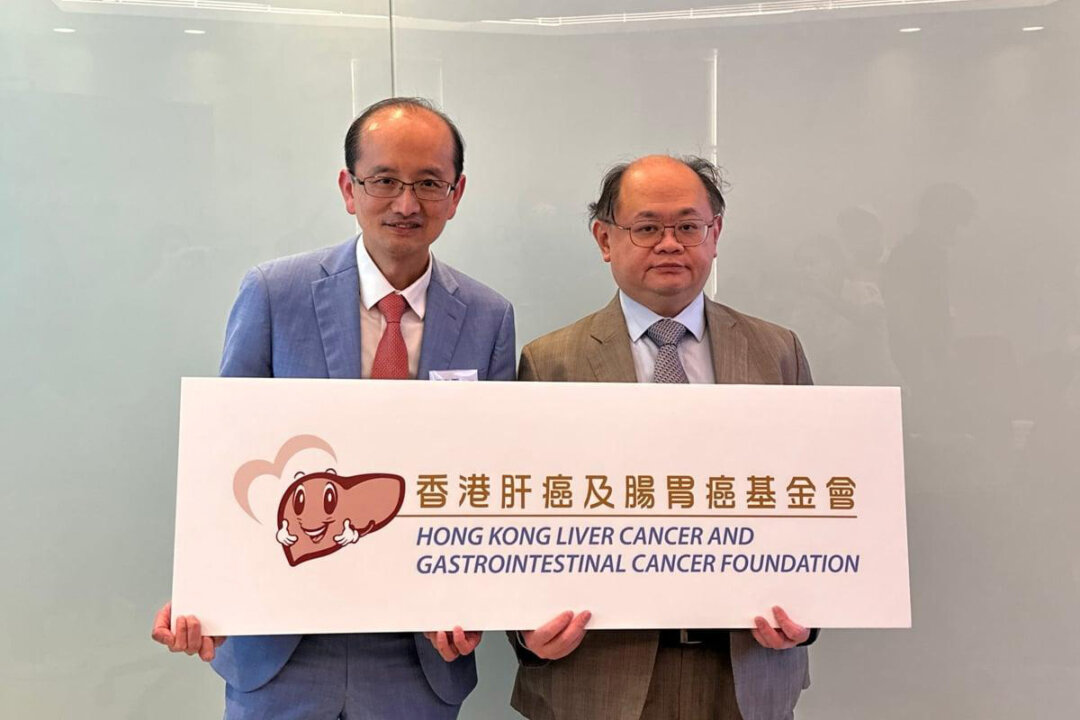 Tung-Ping Poon (L), honorary professor in the Department of Surgery at the University of Hong Kong, founder and President of Hong Kong Liver and Gastrointestinal Cancer Foundation, and Cheung Foon Yu (R), honorary treasurer and clinical oncology specialist (Hong Kong Liver Cancer and Gastrointestinal Cancer Foundation provide), talk about Advanced Liver Cancer Finds Recovery Through Immune Combination Therapy, on Oct. 3, 2023. (Provided by Hong Kong Liver and Gastrointestinal Cancer Foundation)