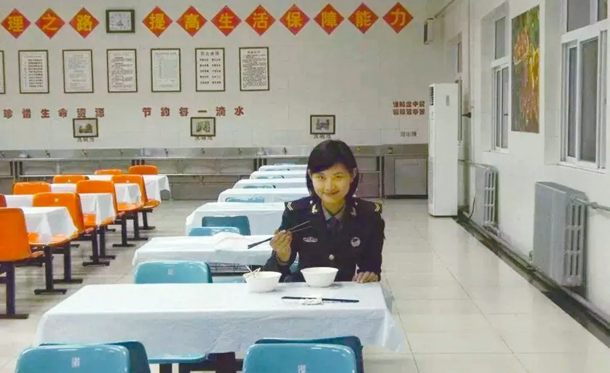 Bai Liusu in the army canteen. (Courtesy of Bai Liusu)