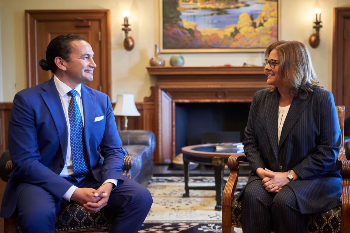 Manitoba Premier-Elect Wab Kinew (L) meets with outgoing Premier Heather Stefanson in the premier's office in Winnipeg on Oct. 5, 2023. (The Canadian Press/David Lipnowski)