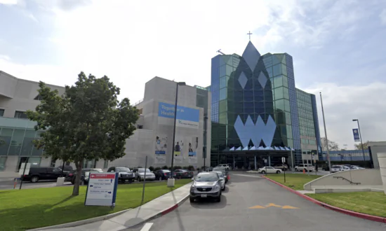 Hundreds of St. Francis Medical Workers Go on Strike in Lynwood