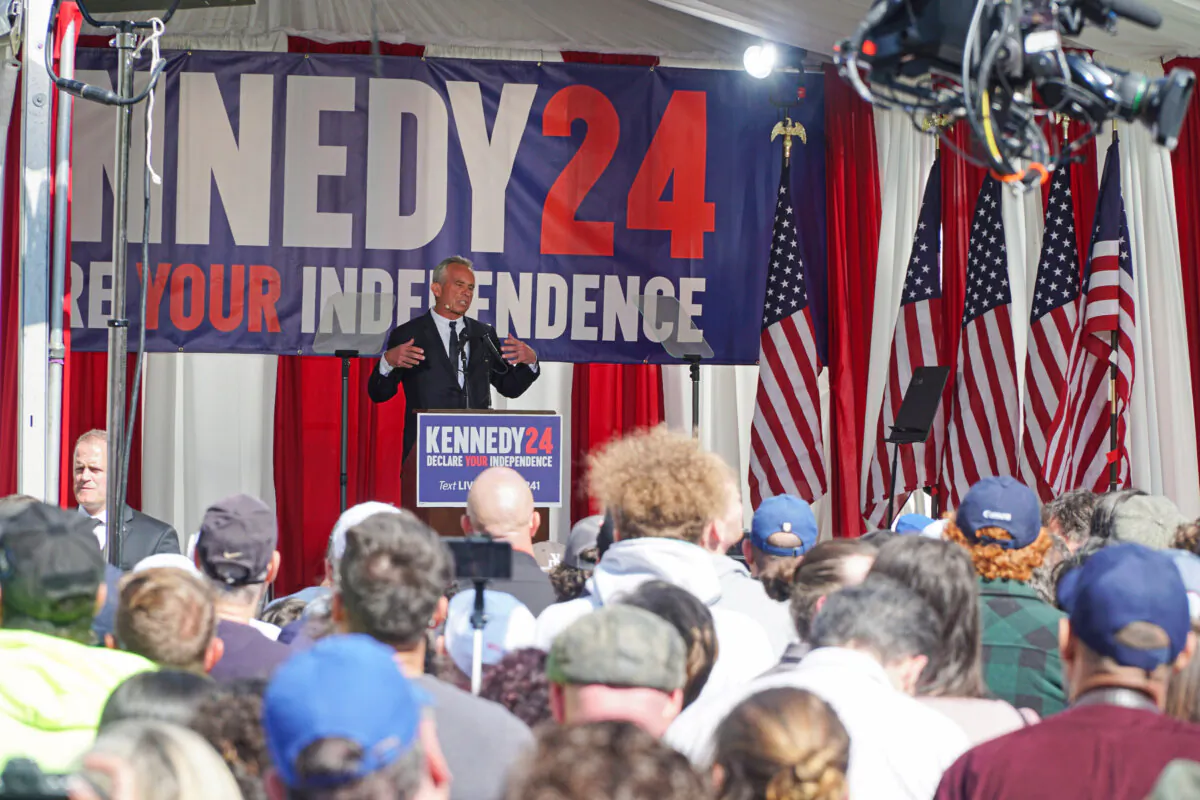 Robert F. Kennedy Jr. announces that he will run for president as an independent candidate, at Philadelphia's Independence Mall, on Oct.9, 2023. (Lily Sun/The Epoch Times)