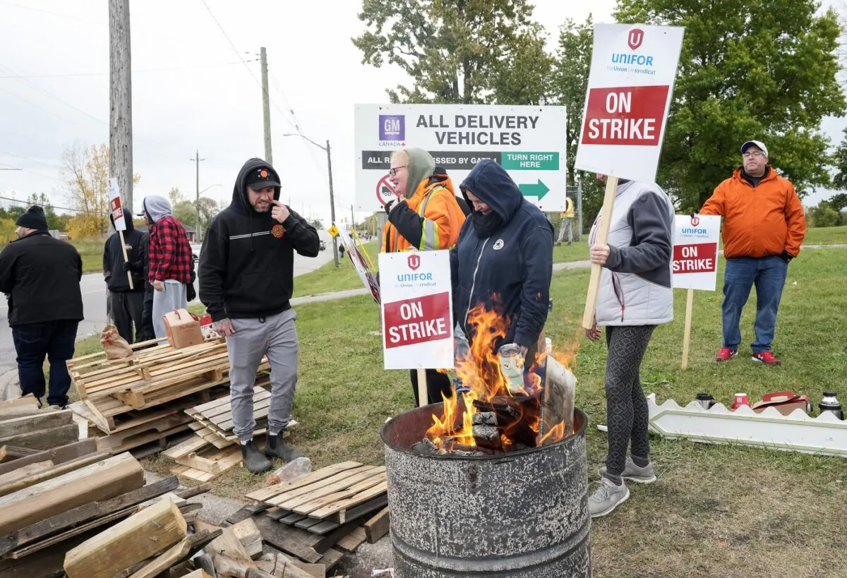 Unifor workers strike outside the General Motors St. Catharines powertrain plant in St. Catharines, Ont., on Oct. 10, 2023. (The Canadian Press/Nathan Denette)