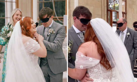 Blind Bride Blindfolds Guests and Groom Who Is Moved to Tears 'Seeing' Her Dress With His Hands: VIDEO