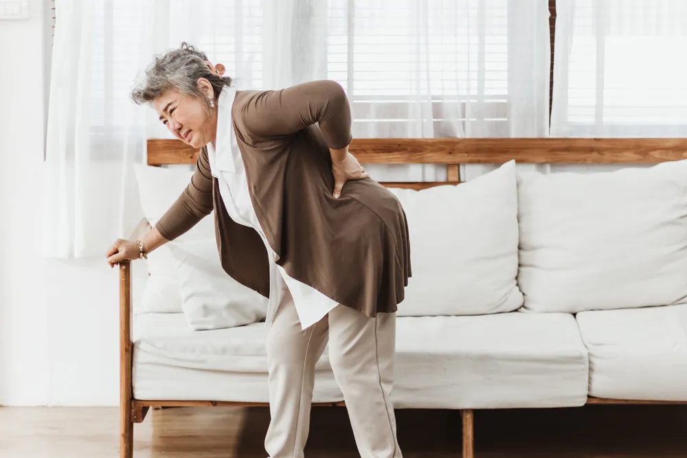 Excessive consumption of calcium tablets can potentially harm the kidneys. Traditional Chinese medicine practitioners recommend diet therapy and acupressure to prevent osteoporosis. (New Africa/Shutterstock)