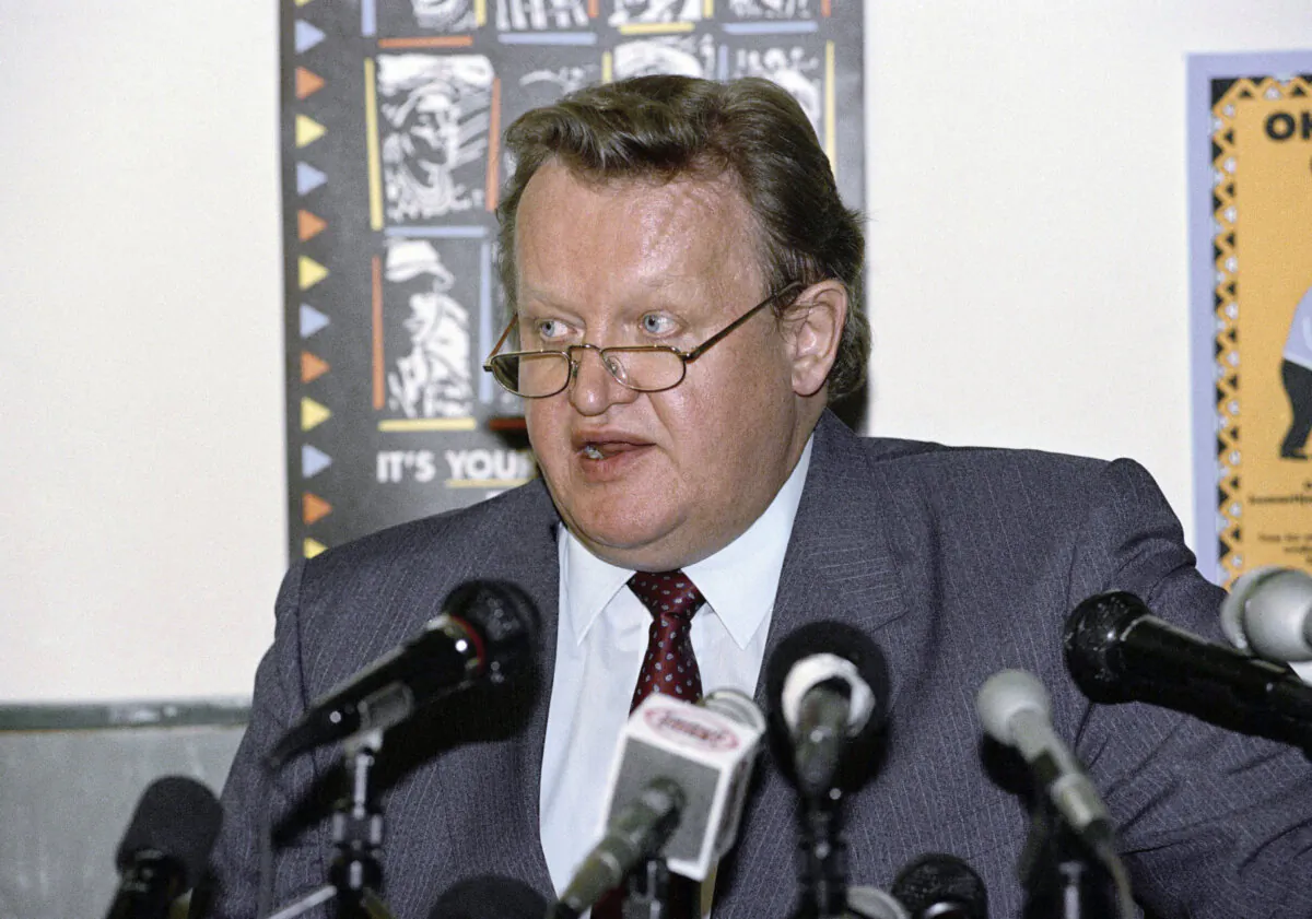 Martti Ahtisaari, UN Special Representative for Namibia, speaks at a press conference on Nov. 11, 1989. (Billy Paddock/AP Photo)