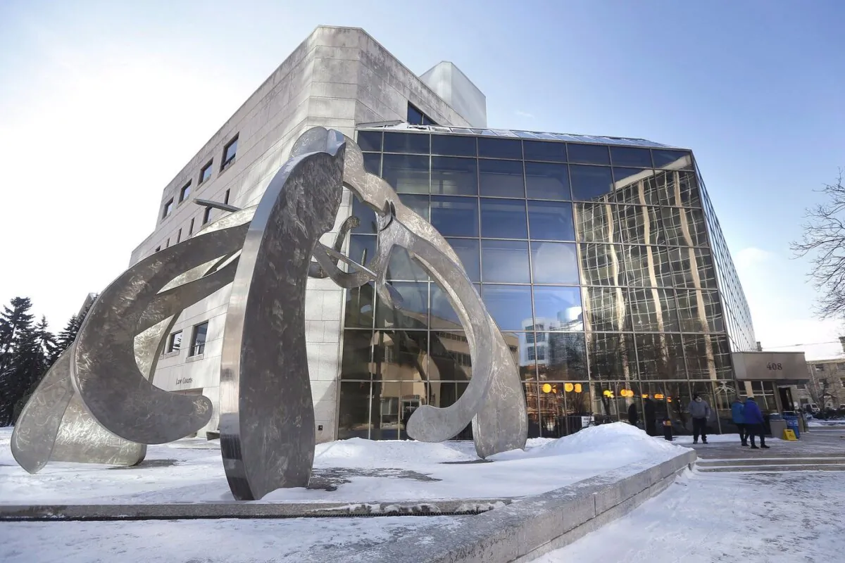 People enter the Law Courts in Winnipeg, on Feb. 5, 2018. (The Canadian Press/John Woods)