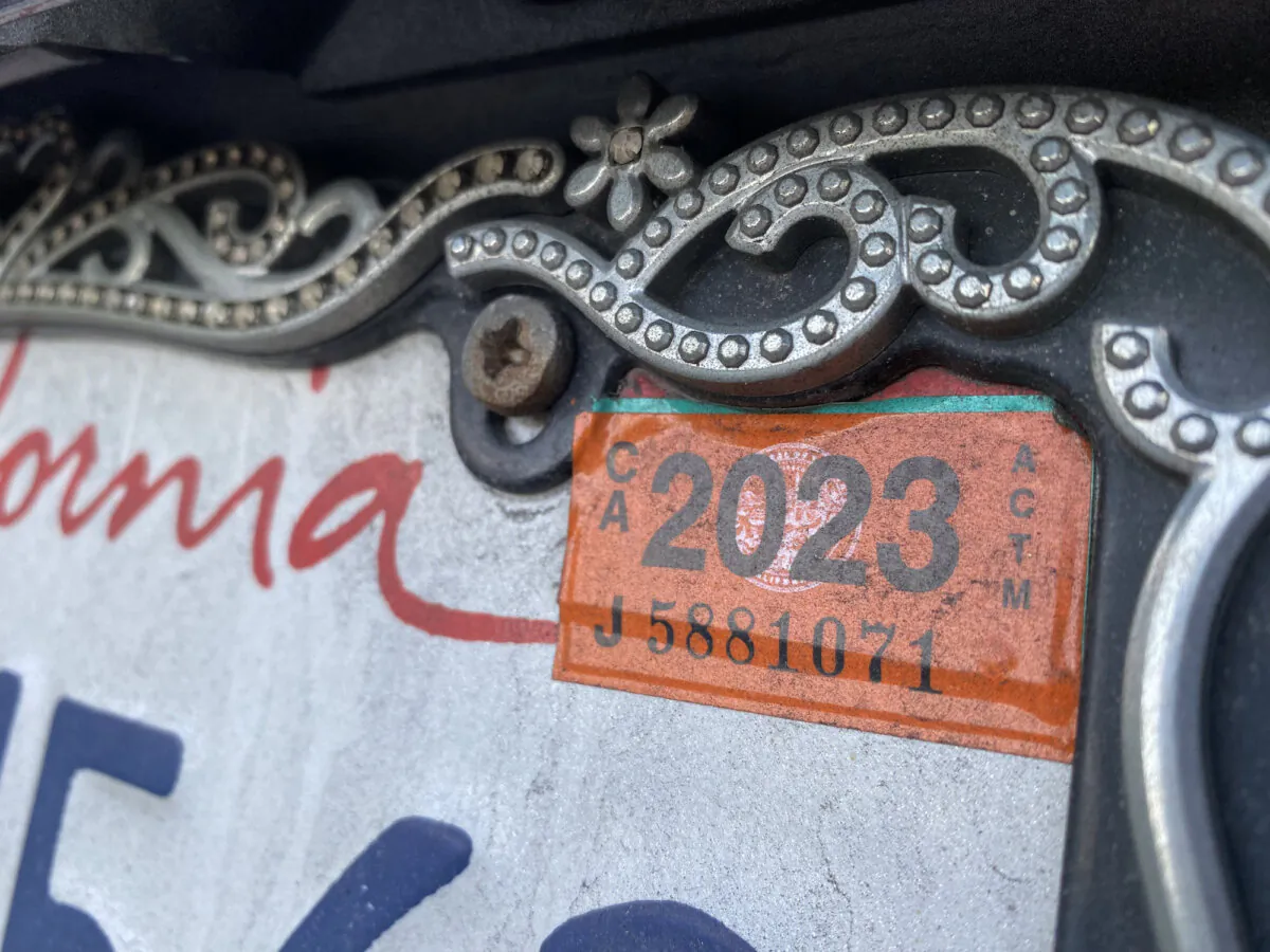 A 2023 registration sticker is displayed on a license plate in Orange County, Calif., on Oct. 16, 2023. (Joyce Kuo/The Epoch Times)