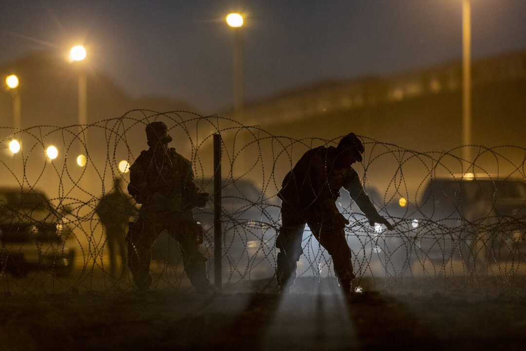 Texas Installs Razor Wire Along New Mexico Border to Block Illegal ...