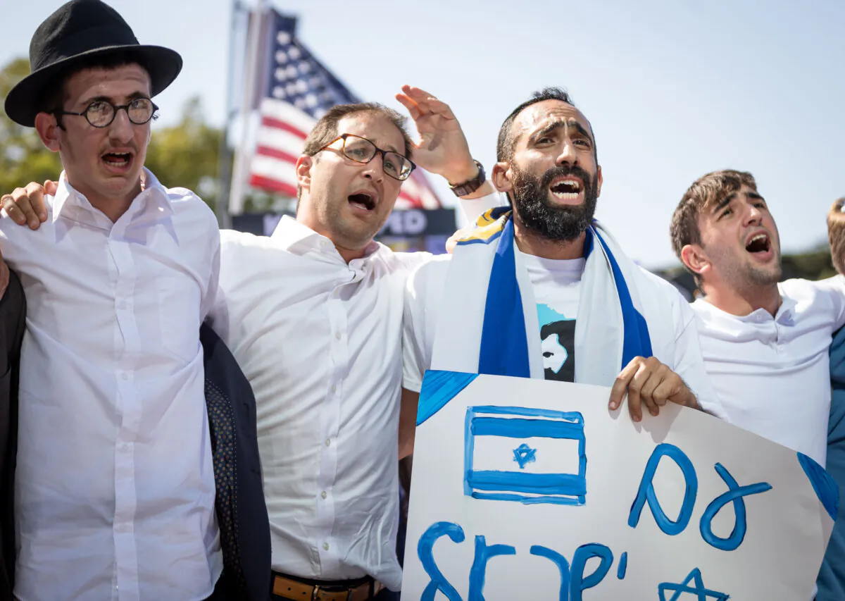Demonstrators attend a rally in solidarity with Israel in Los Angeles on Oct. 10, 2023. (Ethan Swope/Getty Images)