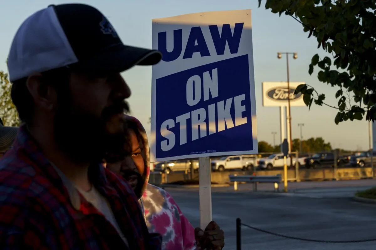 Factory workers and UAW union members form a picket line outside the Ford Motor Co. Kentucky Truck Plant in the early morning hours on Oct. 14, 2023, in Louisville, Ky. (Michael Swensen/Getty Images)