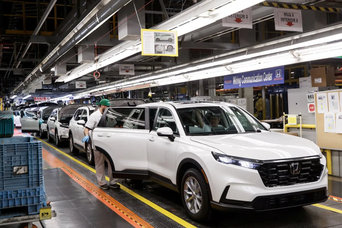 Cars on the production line at the Honda manufacturing plant in Alliston, Ont., on April 5, 2023. (The Canadian Press/Cole Burston)
