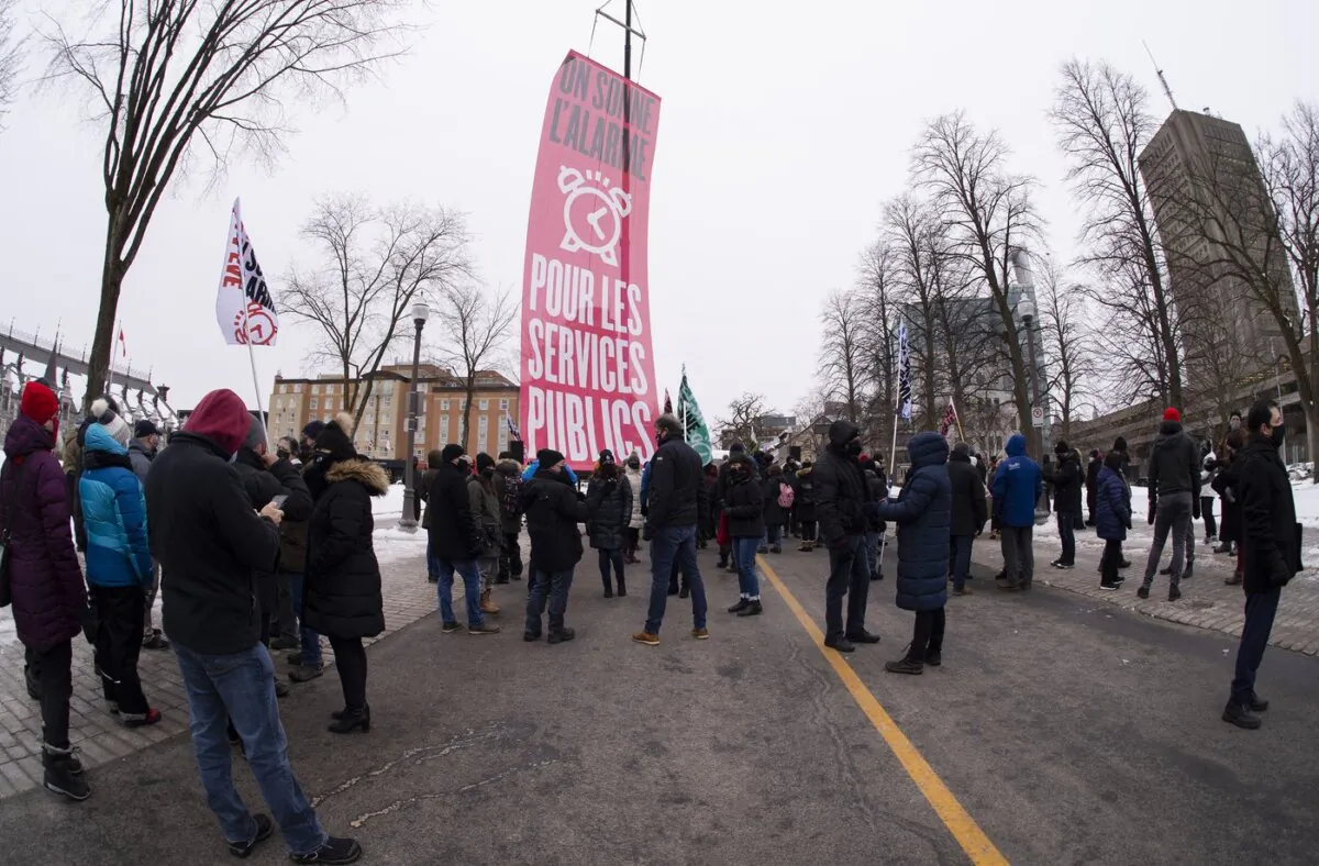Union workers in the public sector demonstrate on the Grande-Allee in Quebec City, on Nov. 25, 2020. (The Canadian Press/Jacques Boissinot)