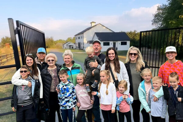 Family of 18 Spanning 3 Generations Lives on 15 Acres of Land, Shares How They Save Money