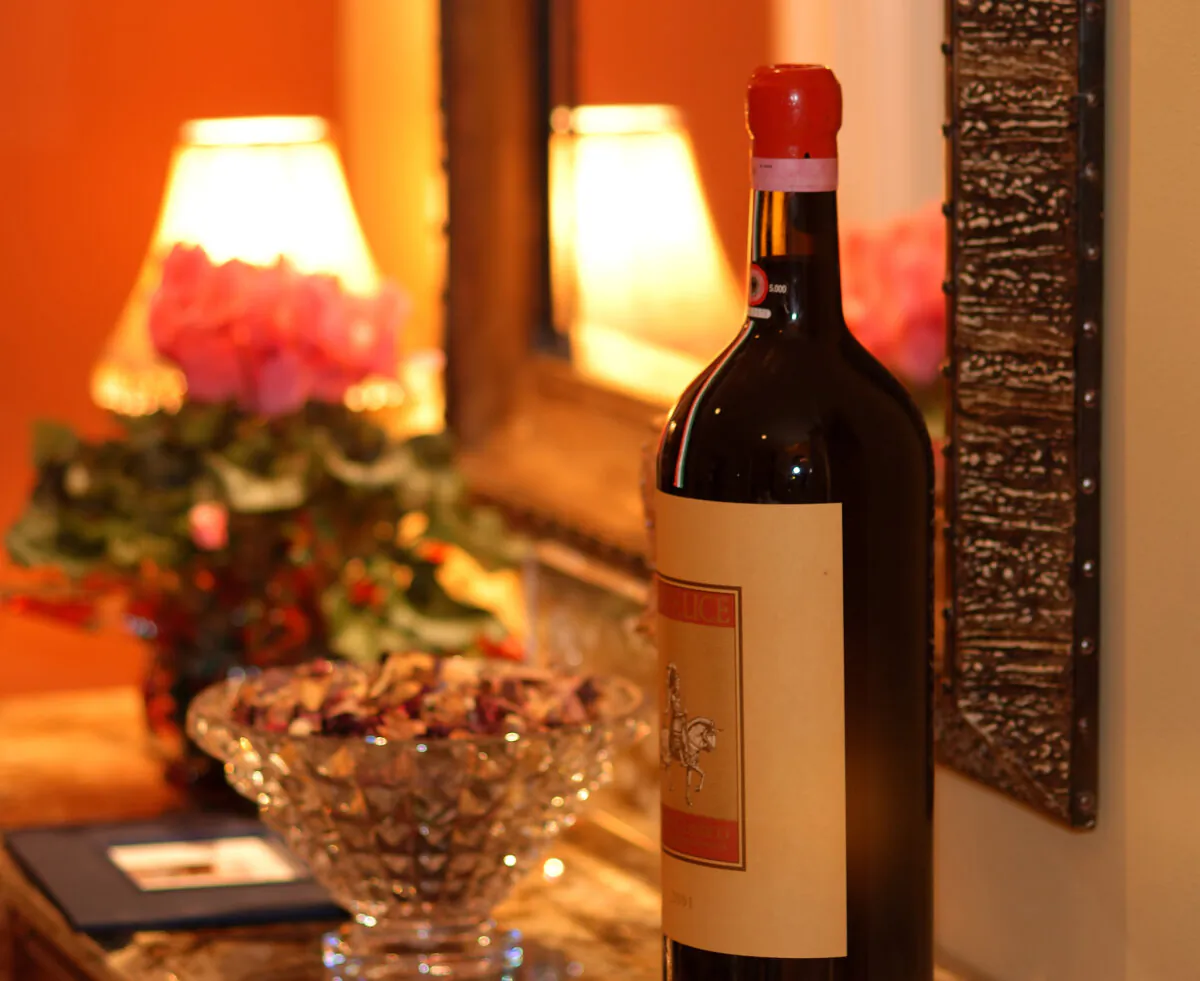 Bottle weight has nothing to do with wine quality. (Harry Hu/Shutterstock)